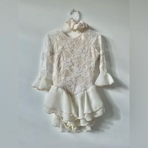 Jerry’s Skating World Inc. NWOT. Ivory/Wh/Gold. Sparkly. Girls Ice Skate Dress.